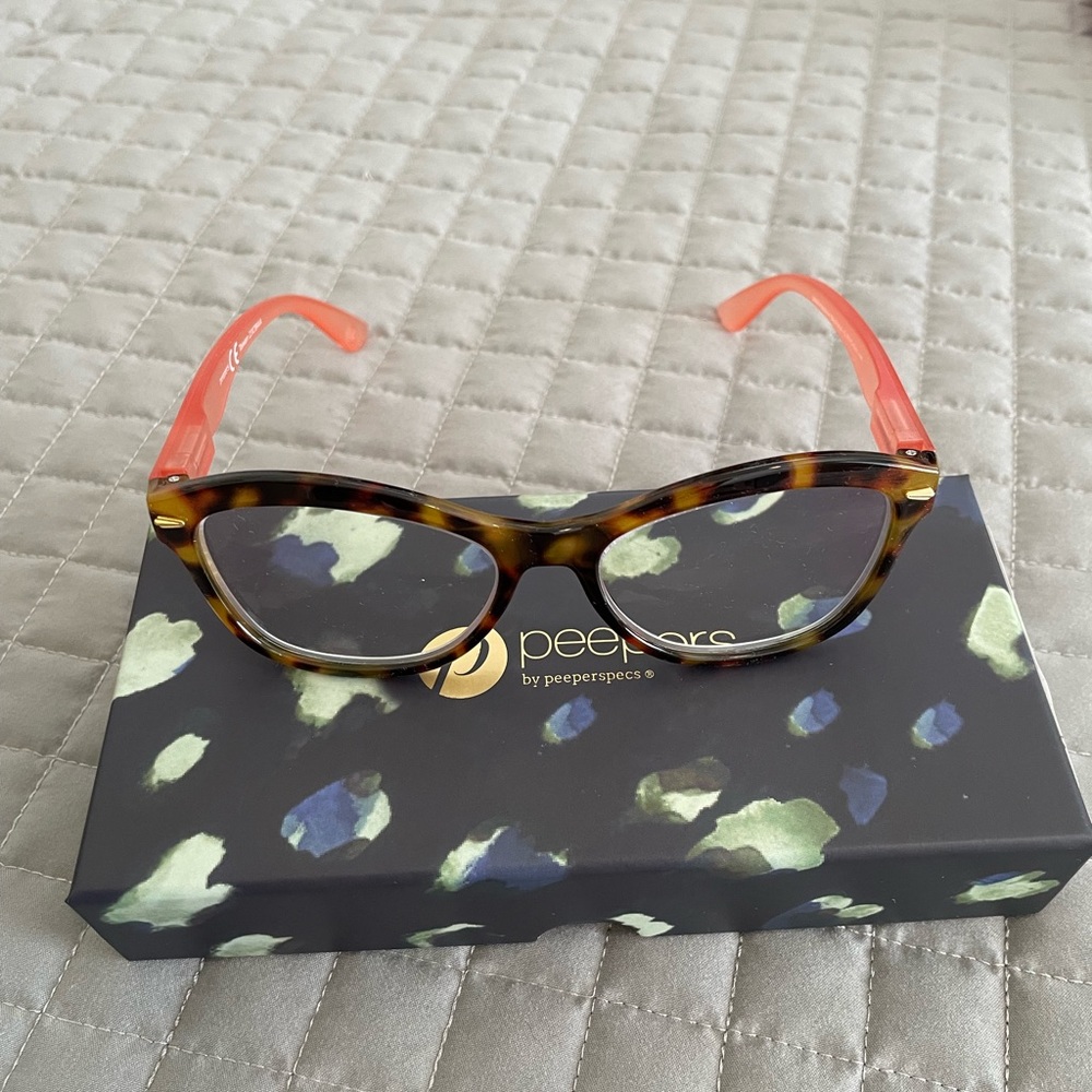 New with tags. Peepers tortoise colored reading glasses. +2.00